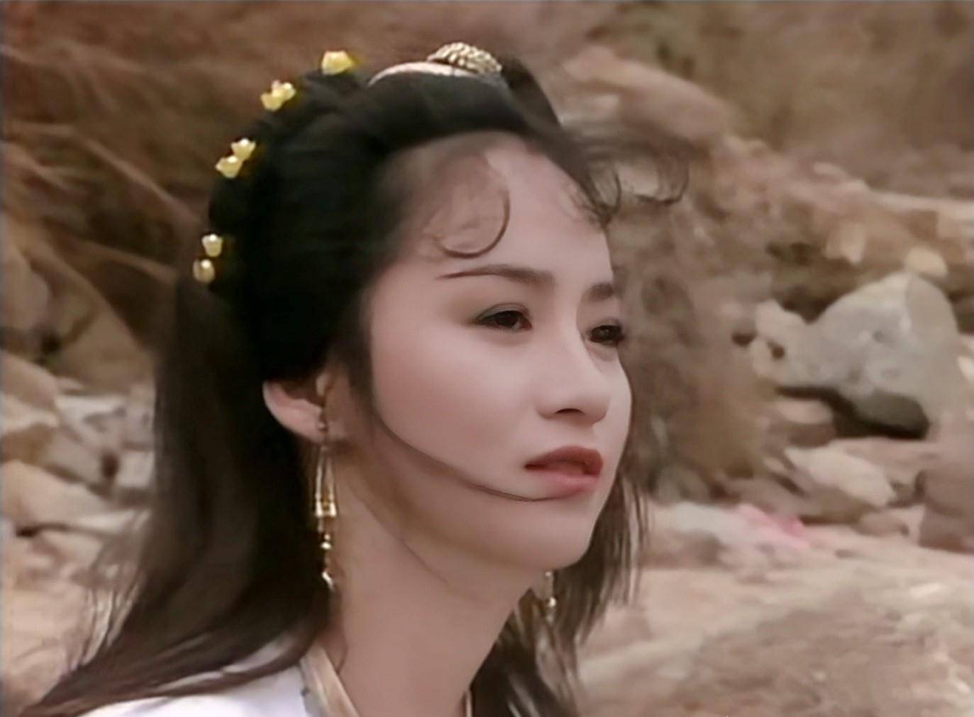 图片来源于网络初出场的苏樱一袭绿衣,面纱遮面,但是依然让人觉得她是