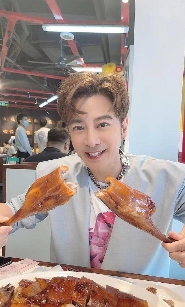 孙耀威因为工作在上海暂住两年现已回到香港妻子一直陪伴