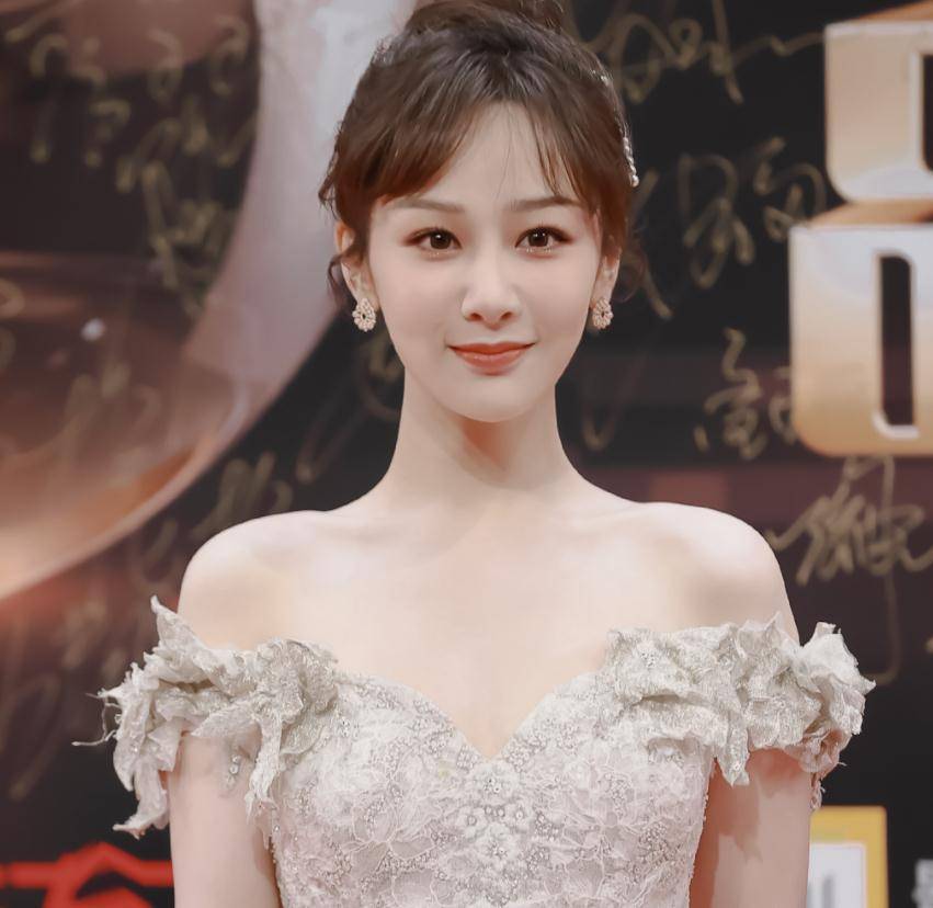 原创杨紫终于减肥成功天鹅颈和直角肩都有了路人镜头下美出新高度