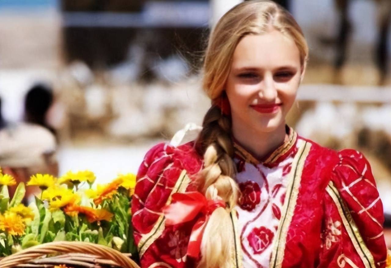 原创俄罗斯族女孩安娜被当成外国人的感觉非常不好可无法改变外貌