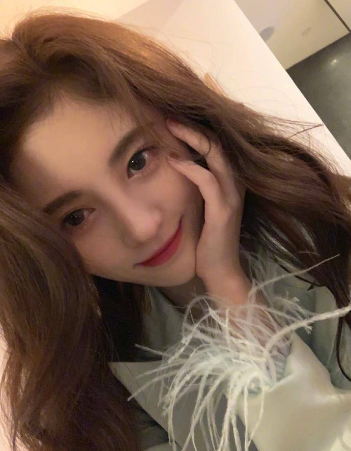 原创鞠婧祎罕见恋情曝光对方竟是十八线演员两人还曾同游迪士尼
