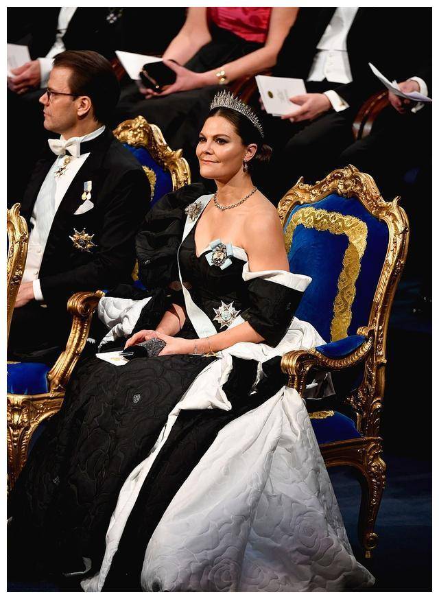 原创             瑞典王室齐聚诺贝尔奖颁奖晚宴！王妃蓝裙惊艳，稳赢女王储黑白配