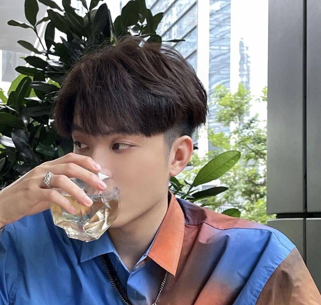 原创2022夏季男生发型先别瞎剪先看看这3款剪完凉快帅气又很潮