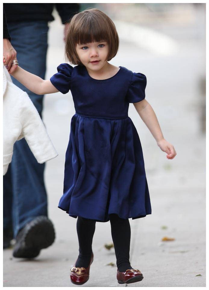 小苏瑞母女现身街头遛狗同穿白毛衣配长裤亲子穿搭太温馨