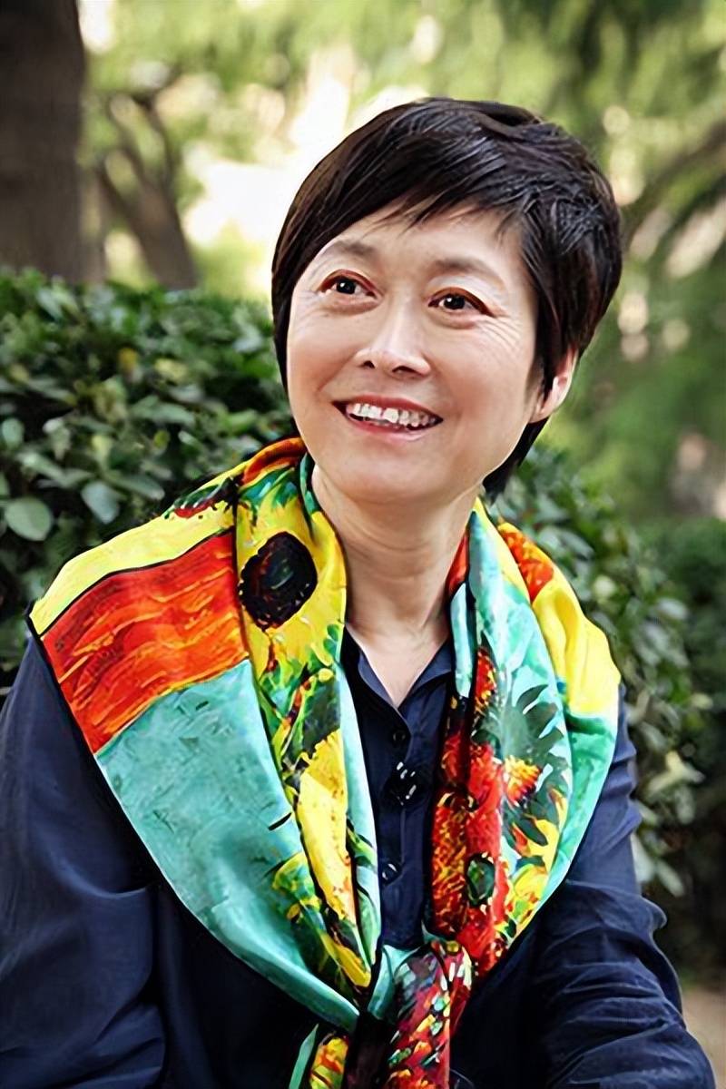 敬一丹1998年,王尔晴上初中了,在《我的家庭》作文中,她用细腻的笔触