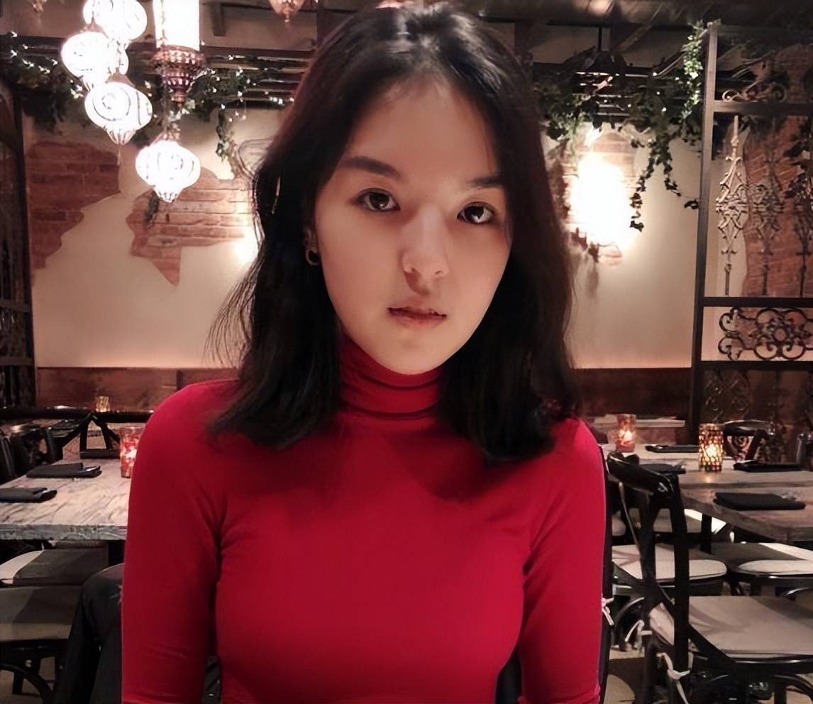 李咏女儿法图麦晒出美照,穿黑色紧身连衣裙,身材火辣女人味十足