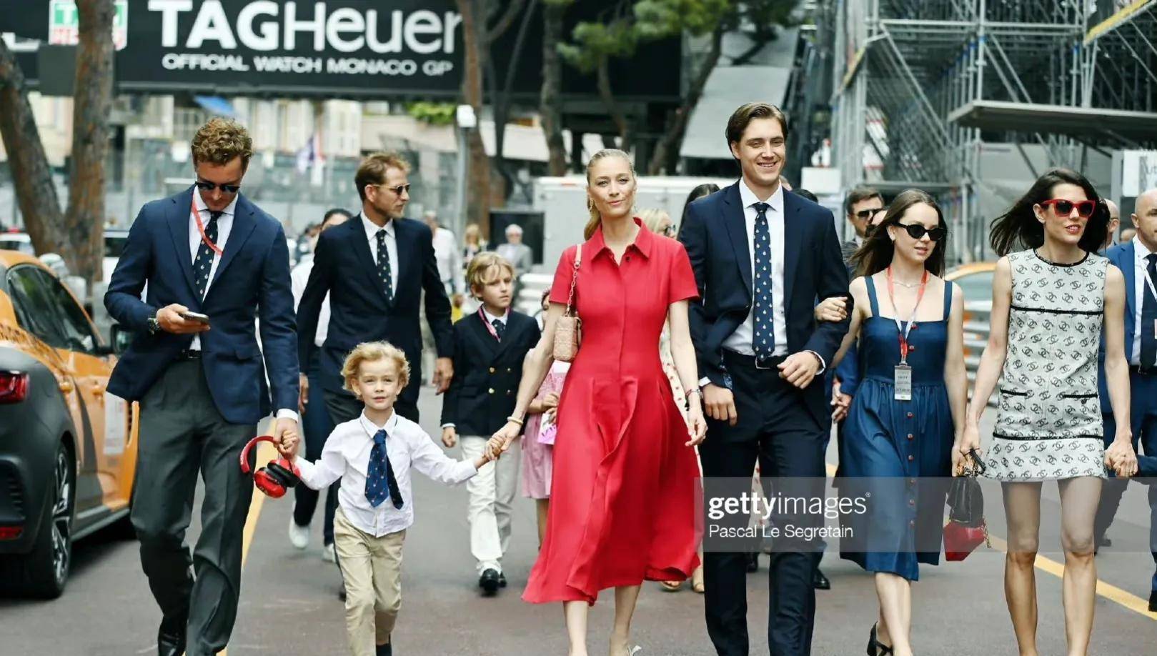 原创摩纳哥王室看f1比赛夏琳王妃烟熏妆抢镜安德烈王子颜值变化大