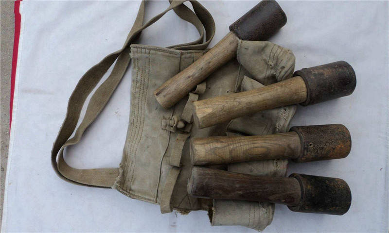 我们在很多影视剧中都看到,战士手拿冲锋枪背着手榴弹的场景.