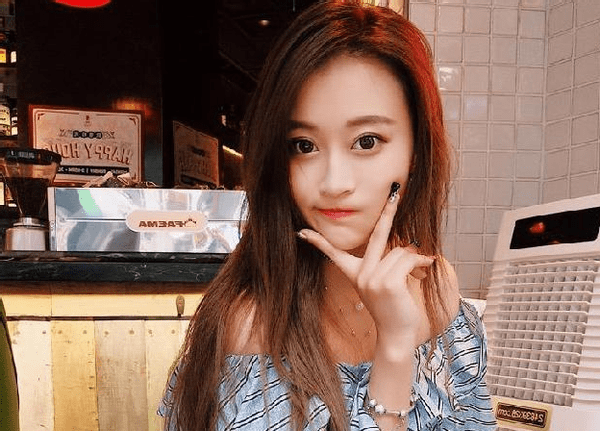 原创孙侨潞妈妈怀念女儿情绪失控唱歌痛哭走不出失去女儿的阴影