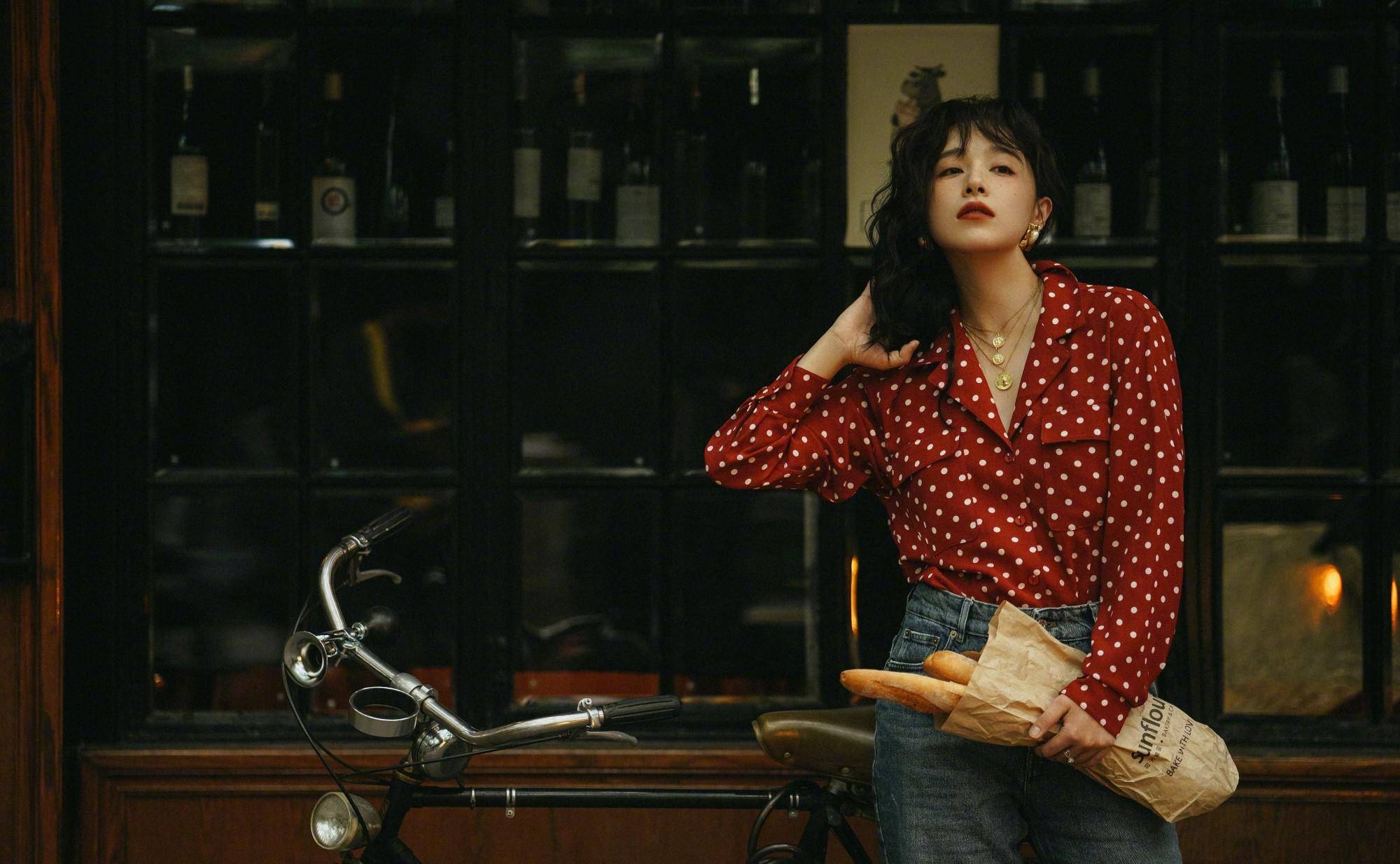 33岁阚清子港风写真好美泡泡发型气质冷艳一颦一笑真美