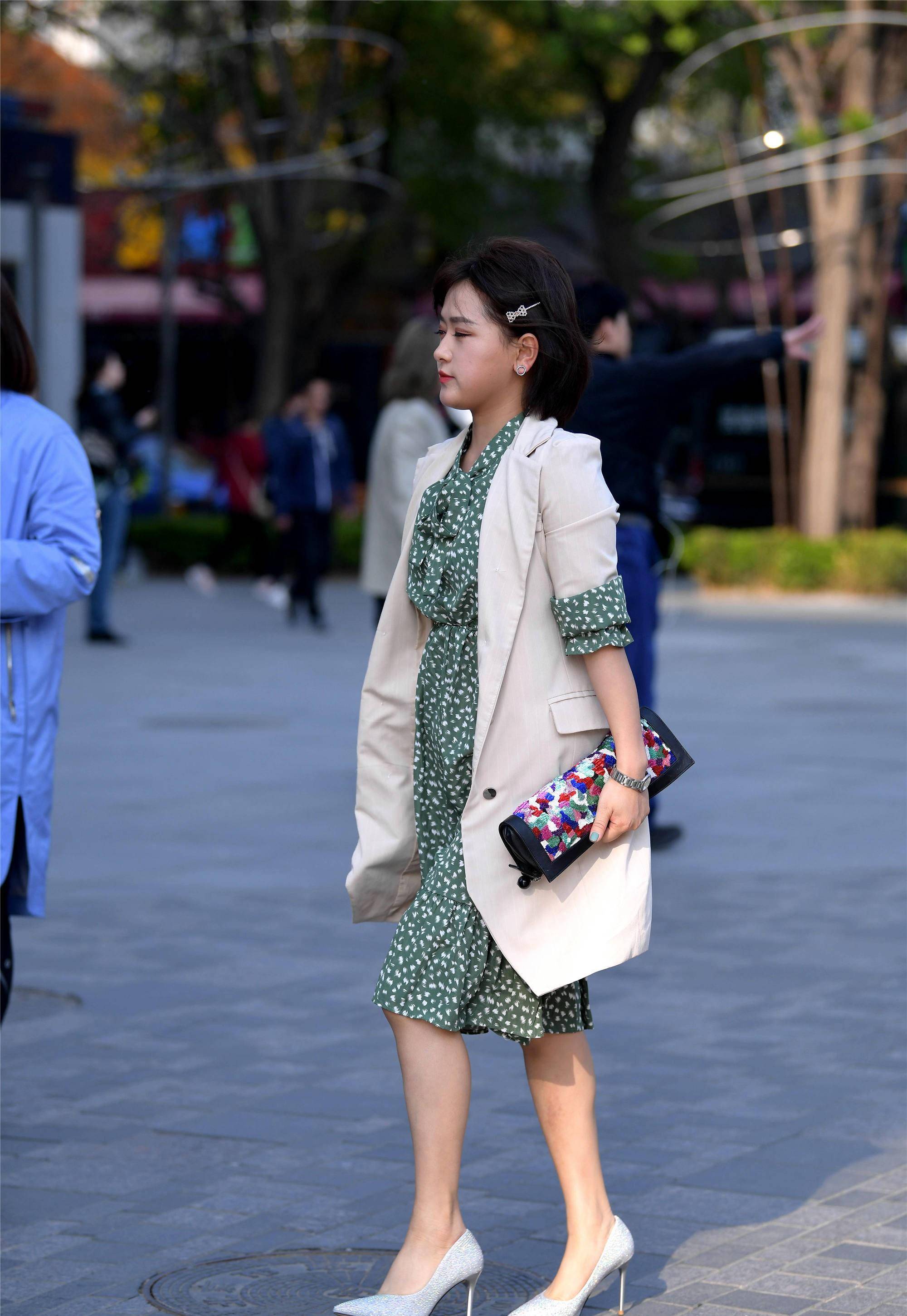 尖头的款式更有显瘦效果,搭配连衣裙衬托女人味_感觉_高跟鞋_个性