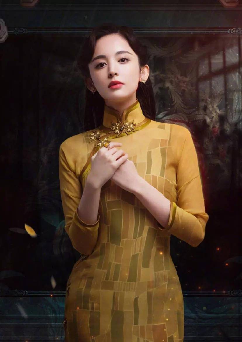 6,古力娜扎:娜扎身穿旗袍配上黑长卷发造型,更显妩媚时尚,娜扎长相