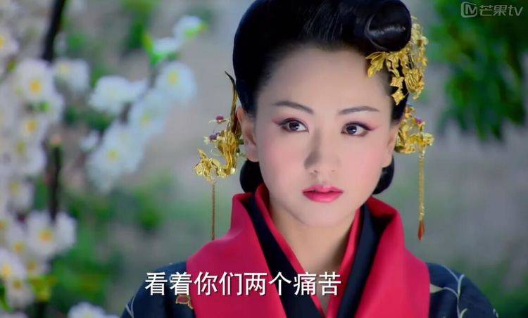 云中歌中,霍成君每个造型都配一种鬓边钗,凤凰流苏金叶子都吸睛