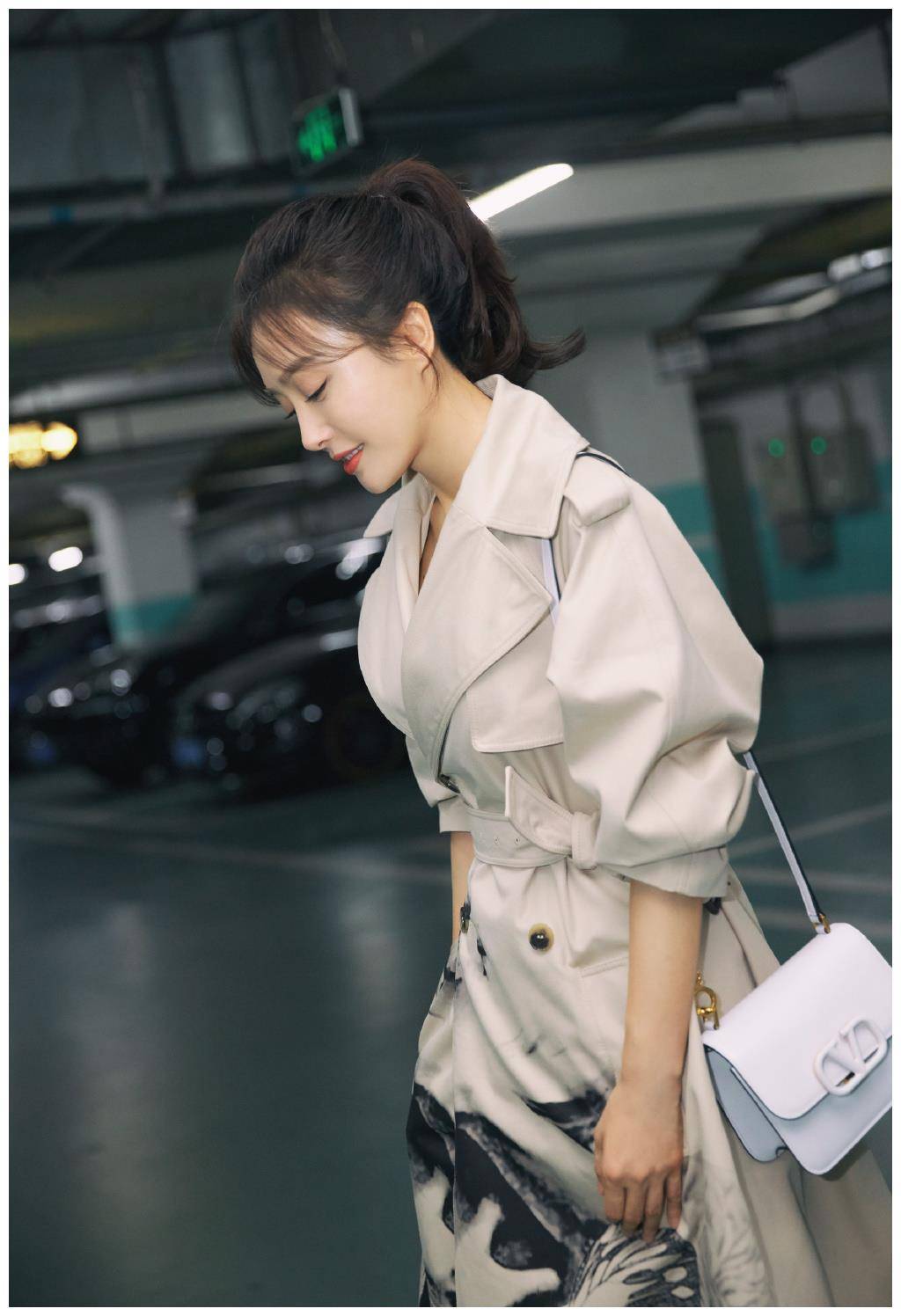 原创穿风衣别只会搭配裤子学秦岚加条腰带当成裙子穿美得优雅知性