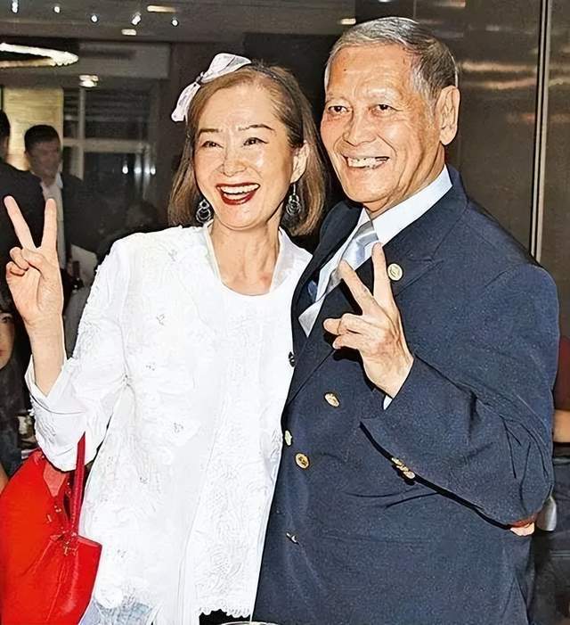 邵氏力捧的郑佩佩接班人,息影退圈嫁入豪门,丈夫破产后看破红尘_施思