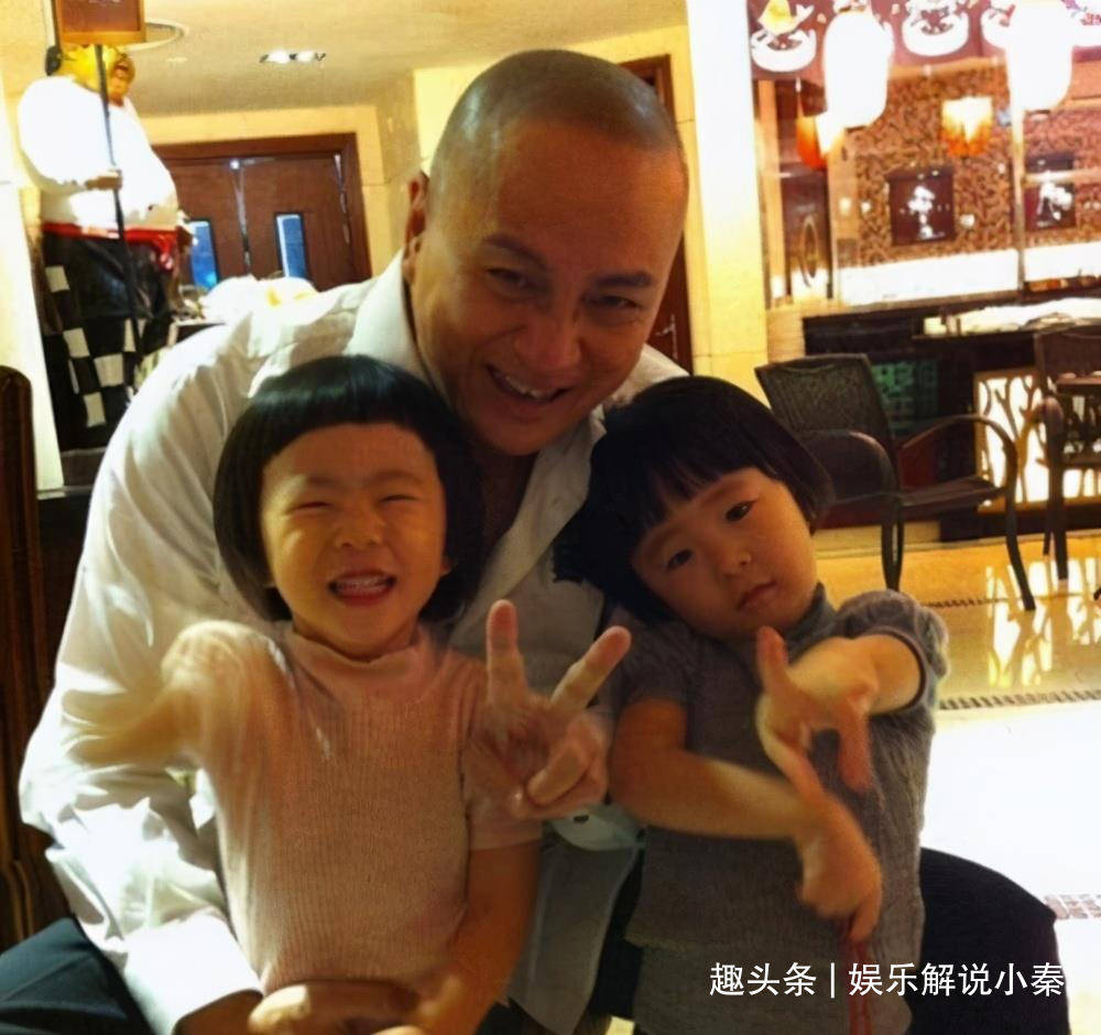 原创汤镇业晒双胞胎女儿俩姐妹五官精致身材苗条网友港姐候选