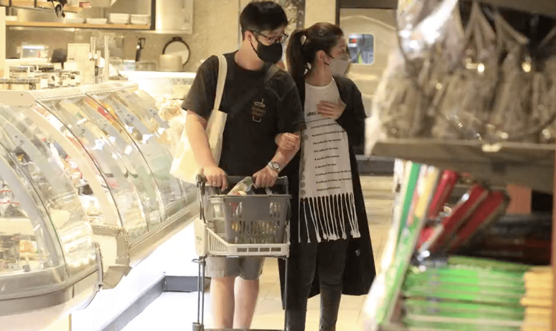 Selina和小男友牵手看展逛超市,无名指上戴对戒