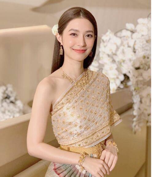 这10位国外女星穿传统泰服都很漂亮,国外服饰挺紧的,这些泰星个个都