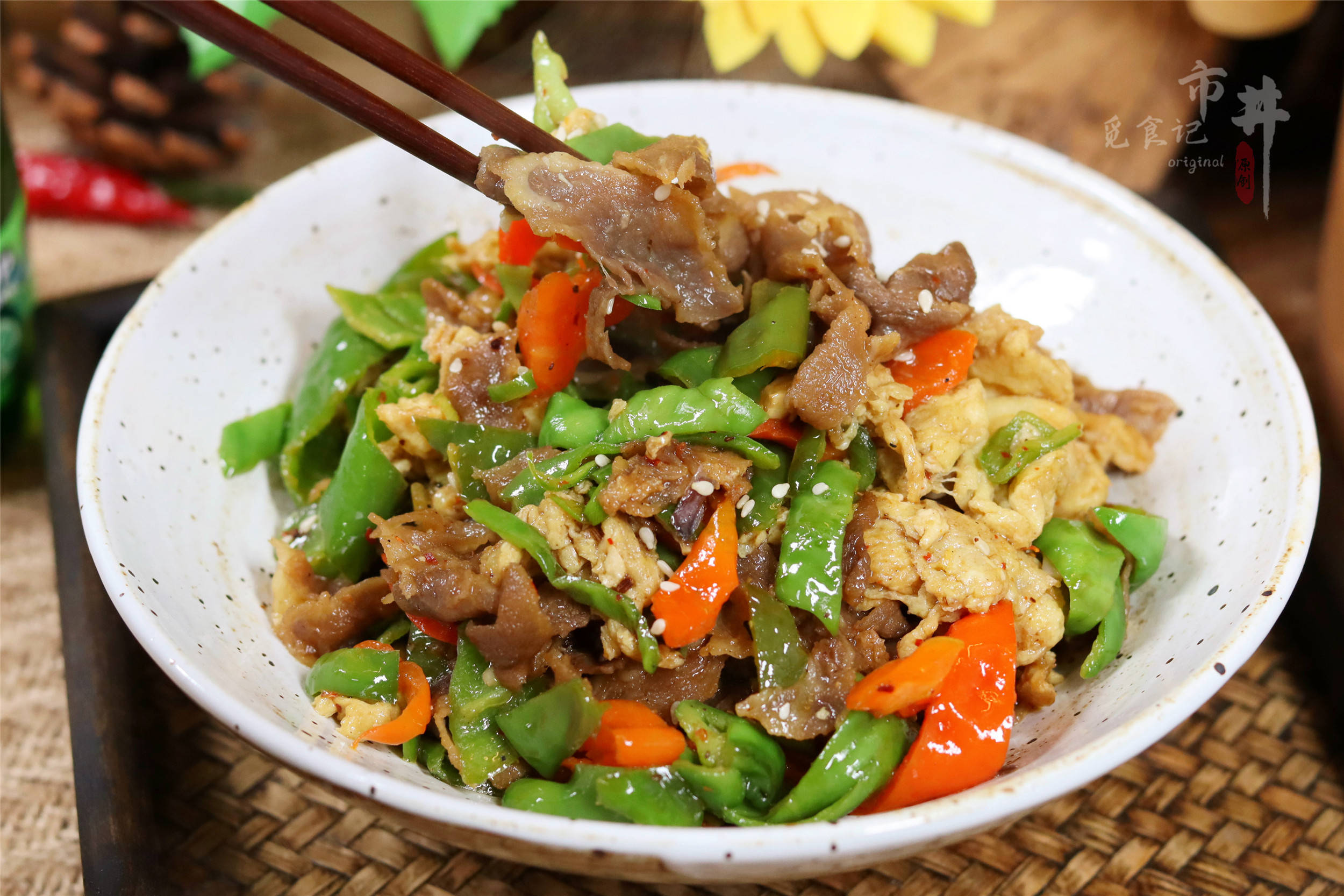 准备食材:肥牛卷,螺丝椒,鸡蛋;白芝麻,干淀粉,辣椒