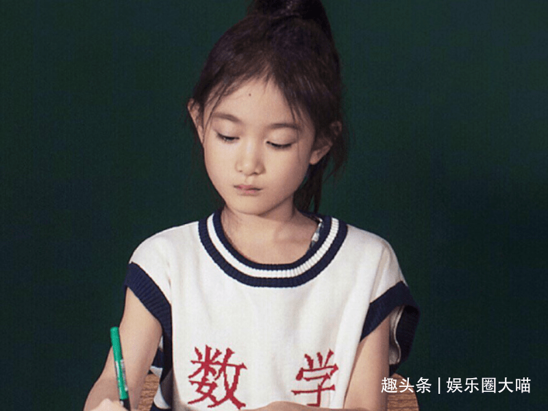 李小鹏女儿"整容式"长大,小时候被称萌神,如今气场全开成女王_奥莉