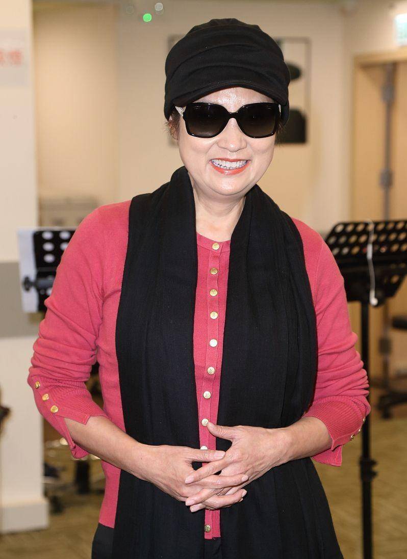 原创戚美珍和老公苗侨伟好恩爱59岁身材挺时尚黑色穿搭挺飒气