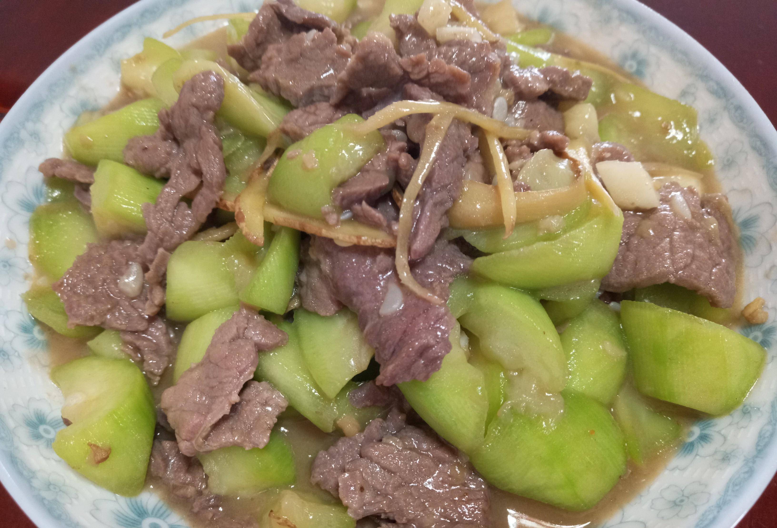 原创丝瓜炒牛肉家常做法丝瓜嫩滑香甜牛肉鲜嫩可口下饭的好菜