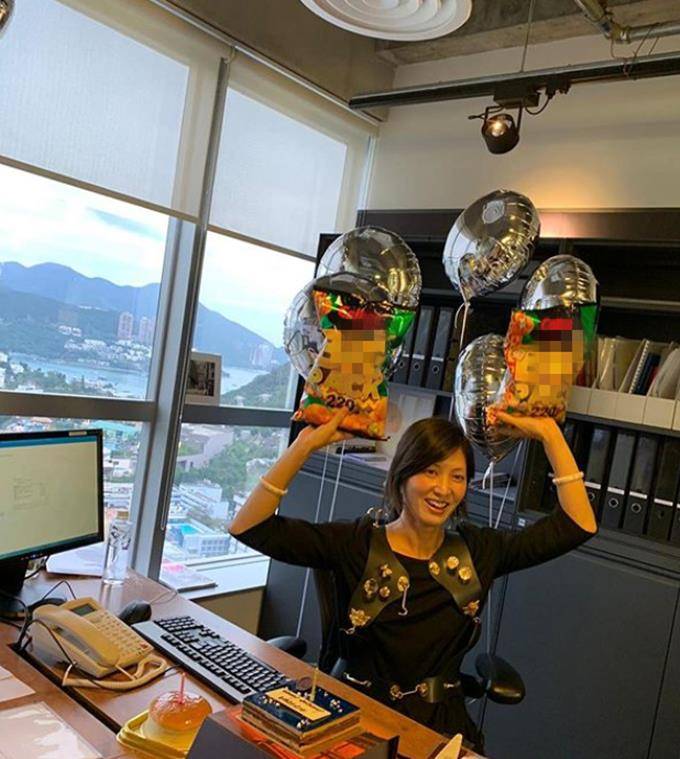 原创49岁周嘉玲近况曝光曾传与梁朝伟戏假情真息影后闪婚国外人