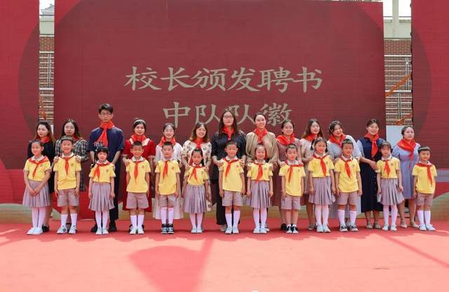 江苏省南通市崇川小学举行少先队入队仪式