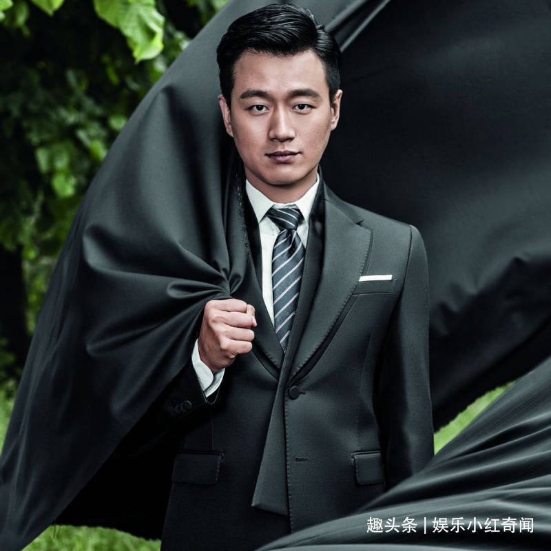 他成名后娶自己的老师,8年生三娃低调20年,如今妻子宛如少女_佟大为