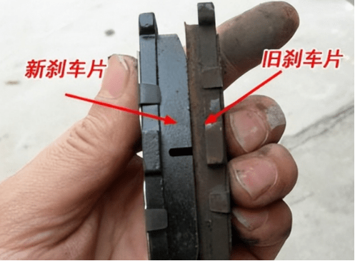 2,两侧的刹车盘和刹车片摩擦系数不同,导致两侧制动力不同1,两侧轮胎