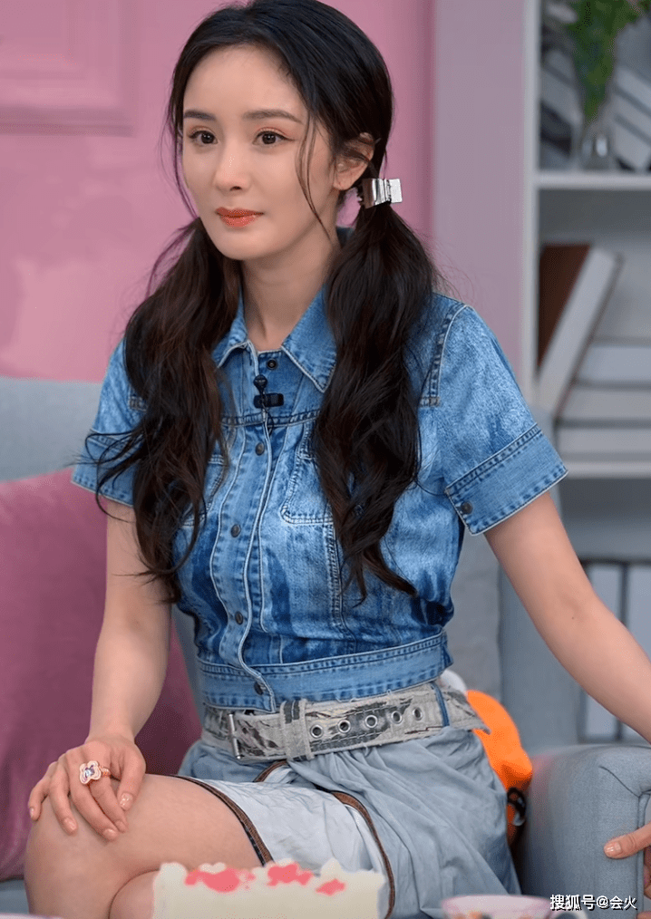 杨幂直播中与baby比美,紧身裙勒出纤细腰肢