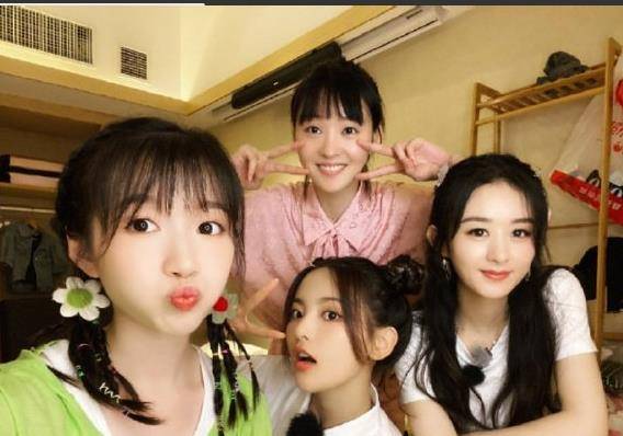 原创赵丽颖李浩菲杨超越合影曝光嘟嘴卖萌超可爱一点看不出年龄差