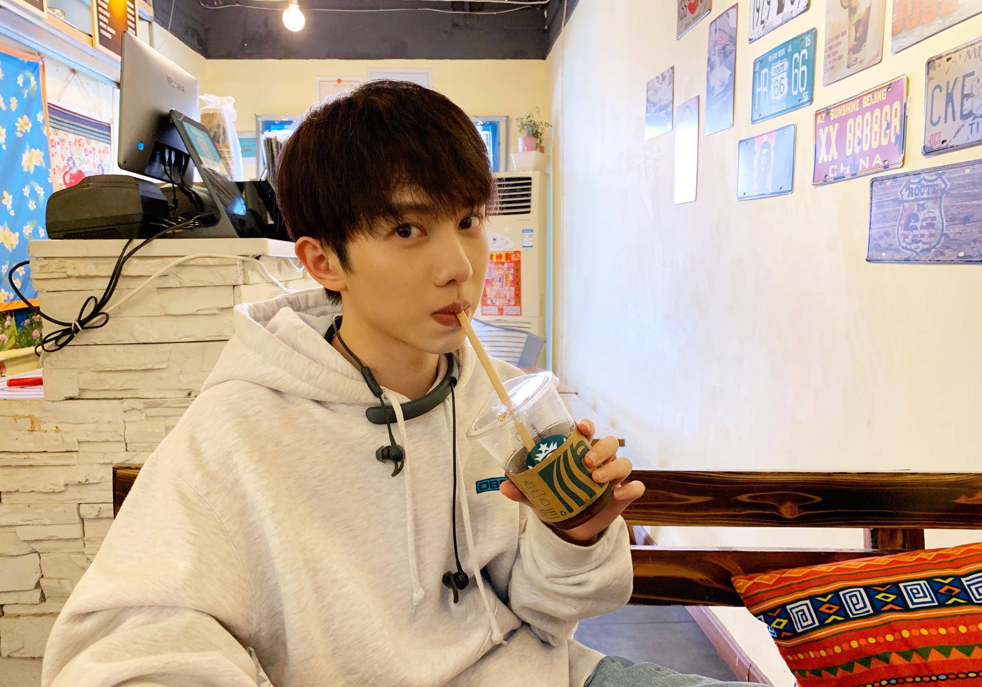 原创李俊濠上台紧张的抖腿被网友赐名人间缝纫机他的回复才搞笑