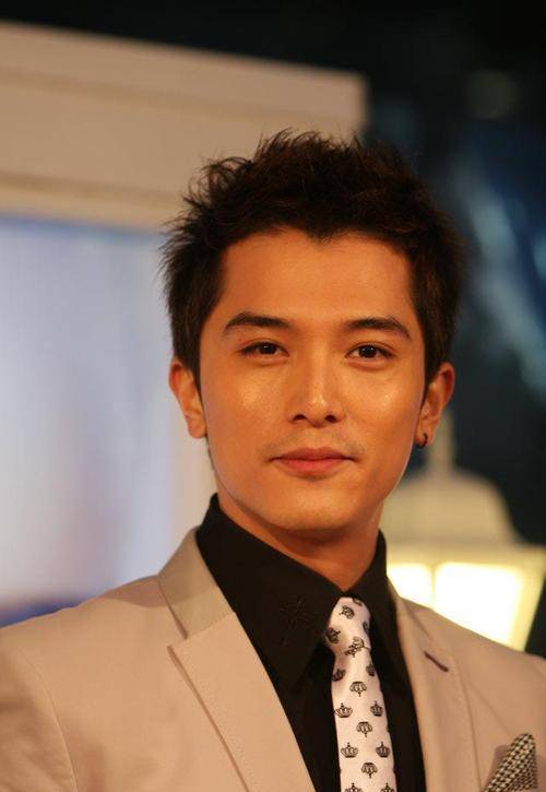 原创38岁邱泽近照曝光油腻发福不敢认放弃张钧甯转战名媛圈