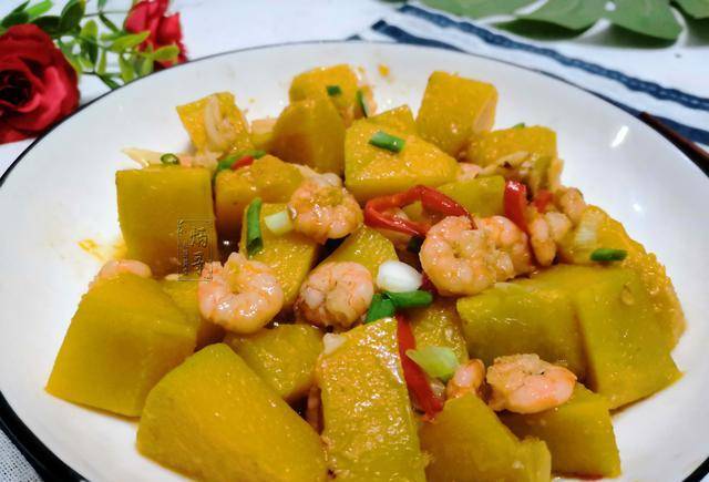 话不多说,让我们一起接着往下看看,这道营养美味的南瓜炒虾仁是如何