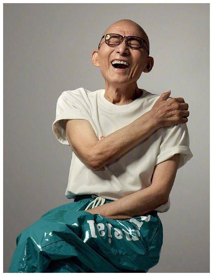八十六岁的济公不服老,拍个时尚杂志还要骑木马,笑得像个孩子_粉红色