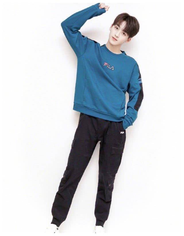 何洛洛的腿让女生自愧不如,穿破洞裤站直破洞隐形,都怪腿太细!