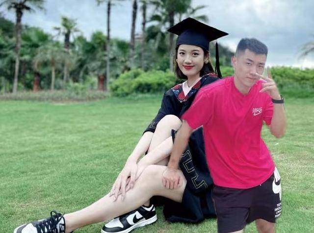 原创高诗岩女友晒毕业照男友p图合影很搞笑手放在女友腿上惹关注