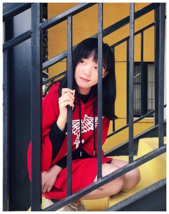 这一件吕小雨穿着红色的连衣裙. 连衣裙的厚度也很容易在秋天穿呢.