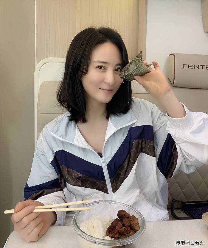 蒋勤勤穿吊带裙露香肩!凌乱卷发尽显女人味