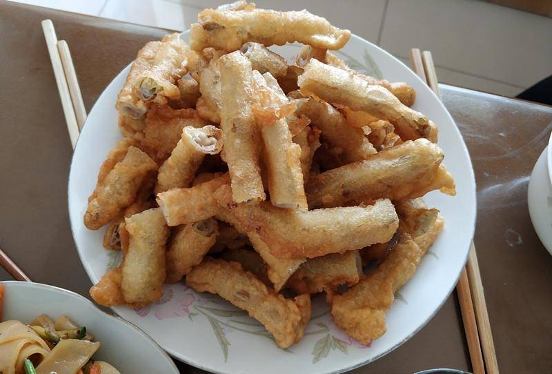 油炸米豆面粉鸡蛋打糊,把米豆洗干净后裹上面糊下油锅炸,喷香.