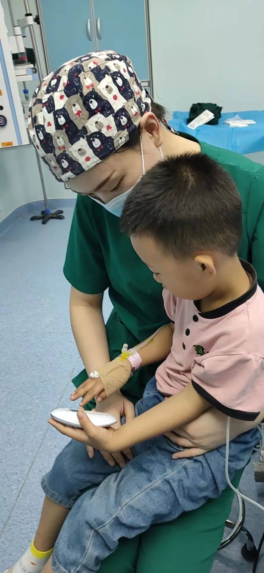 荣大医院手术室上演温馨一幕_小男孩_孙守杰_金凌鑫
