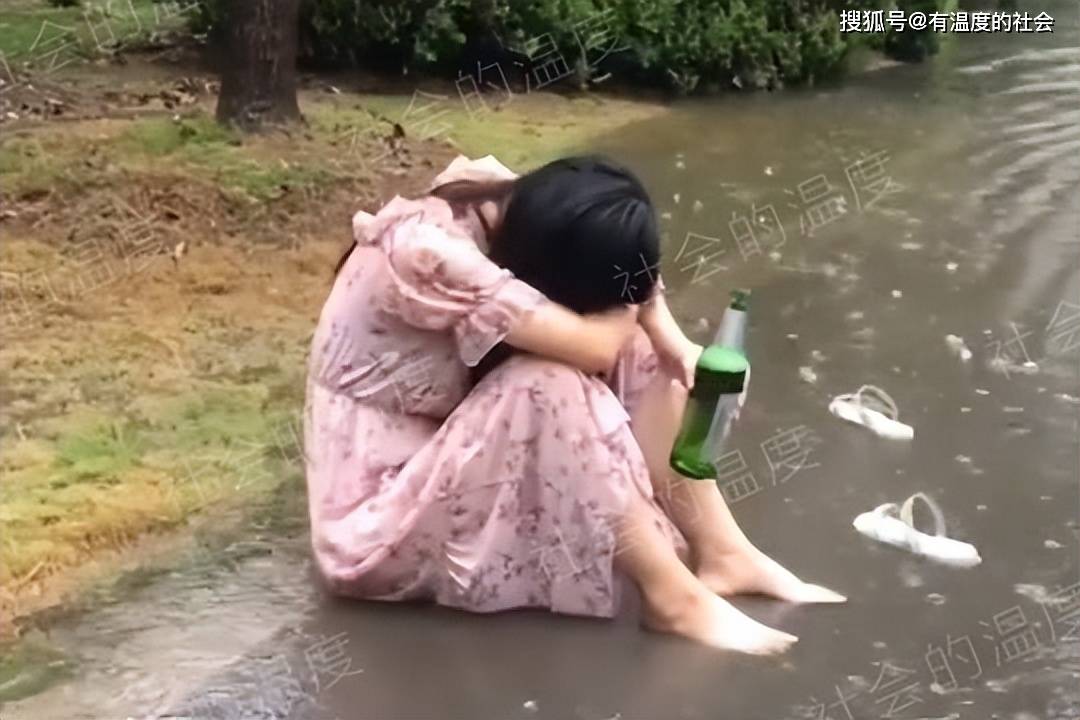 在雨中哭泣的女孩图片图片