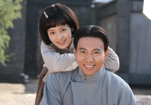 他相继出演了很多大火的影视作品,比如《人间灶王》,《至爱亲朋》