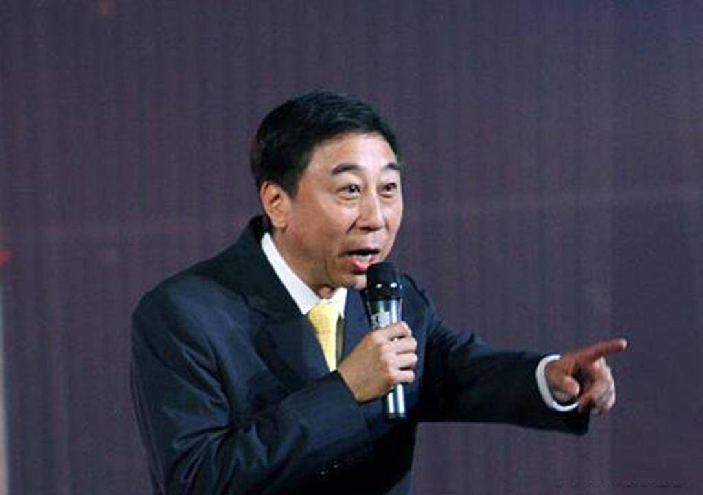 63岁冯巩近照曝光在太行山游玩精神好和游客合照态度亲和