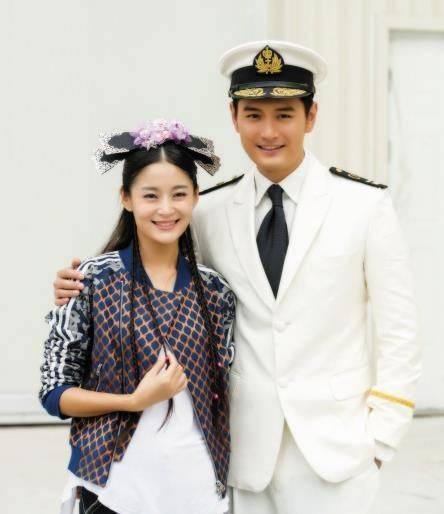 他是"容嬷嬷"的儿子,出道10年却不温不火,妻子反倒家喻户晓_李明启_王