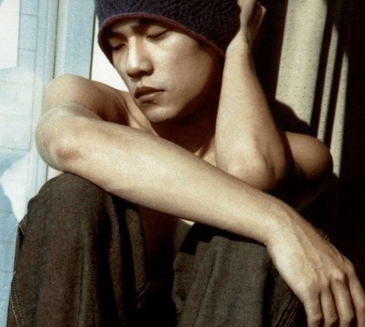 原创周杰伦罕见晒自拍照当他刮掉胡子后立马变成20岁大男孩