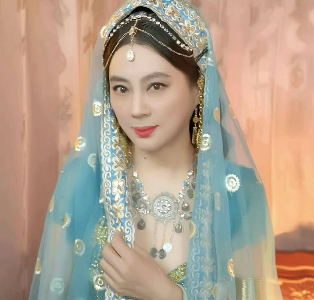 59岁"玉兔精"李玲玉直播引争议,粉丝劝其维护好形象,本尊发声回应