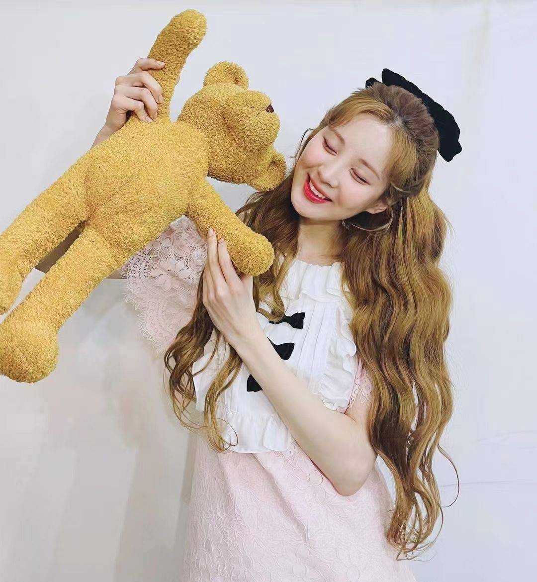 原创少女时代徐贤晒照片手拿泰迪熊超可爱31岁少女感满满