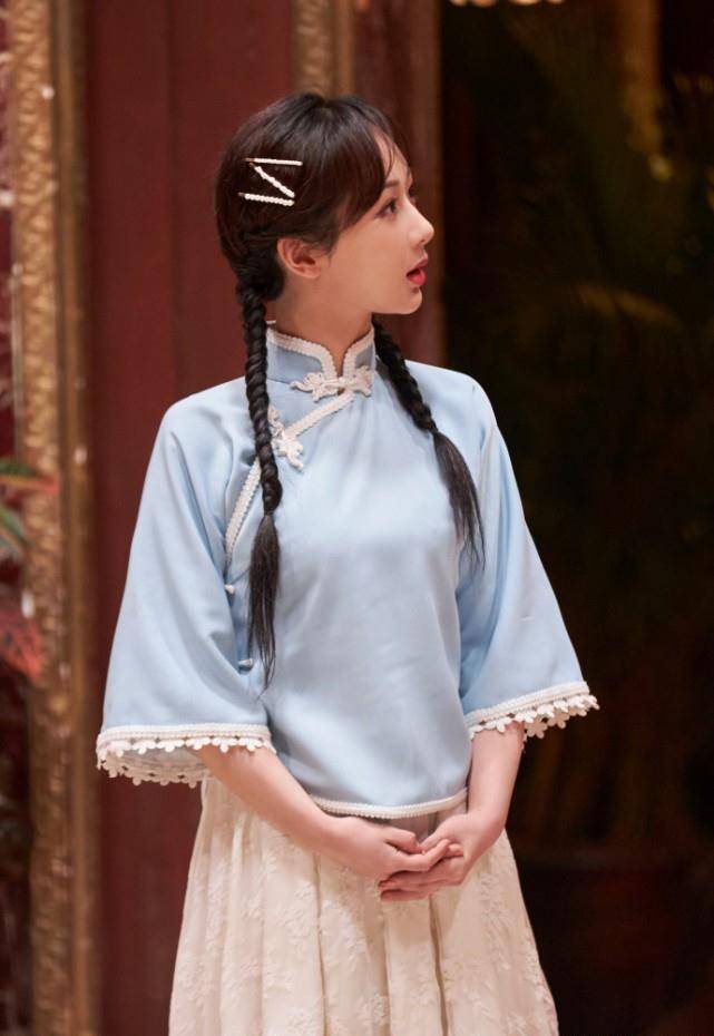 杨紫民国风造型好惊艳,蓝衣粉裙搭配双马尾,乖巧甜美少女感十足_古装